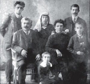 Мой папа Вагинак, дедушкина сестра с мужем, дедушка Илья, бабушка Кумаш, Левон и маленький Арам
