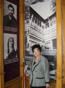 Лейли Хачатурян перед портретами дедушки и бабушки 
