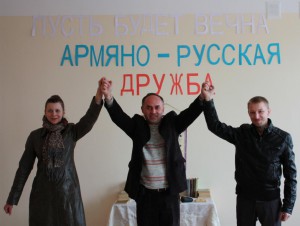 Елена Шуваева, Ашот Бегларян, Виктор Коноплев в одной из школ г. Шуши