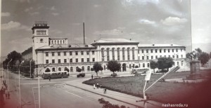 Административное здание на главной площади Гюмри