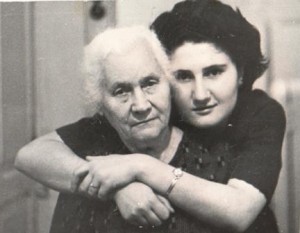 Эринэ со своей бабушкой Варсеник (1962 г.)