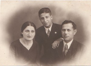 Арно Бабаджанян с мамой Арцвик  и папой Арутюном. 22 мая 1937г.