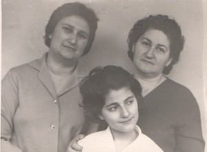 Внучка Паруйра Ада (дочь Кнар) и  его дочь  Шогик со своей младшая дочерью Наринэ 