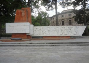 Памятник погибшим в Великой Отечественной войне в Чартаре. За нимздание Дома культуры