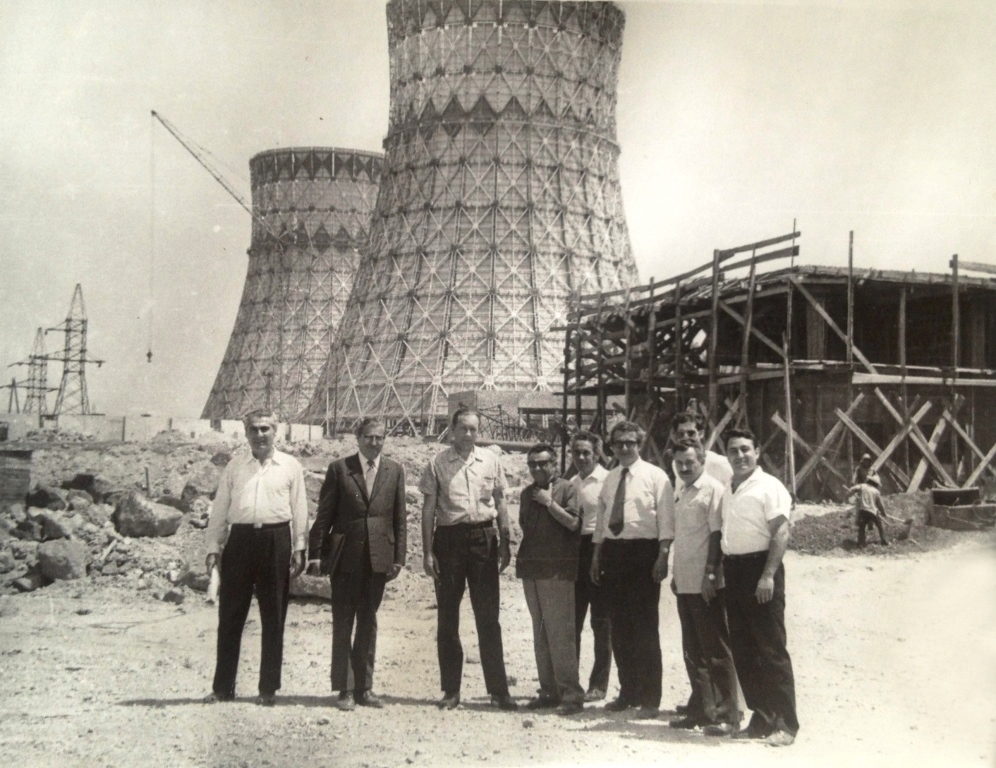 Строительство атомной электростанции (АЭС) "Мецамор". Папа зам. директора АЭС, на фото – первый слева