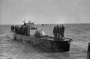 Бронекатер  Азовской военной флотилии в Керченском проливе. Керченско-Эльтингенская десантная операция. Декабрь 1943