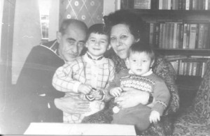 Георгий и Нина Давтяны с внуками
